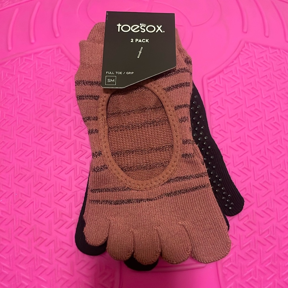 NWT 2 pack Toesox Grip socks Small
SM: W6-8/ M 4.5-6.5

Pilates Socks
